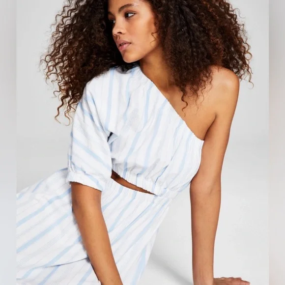 And now this off the shoulder dress - Picture 3 of 12